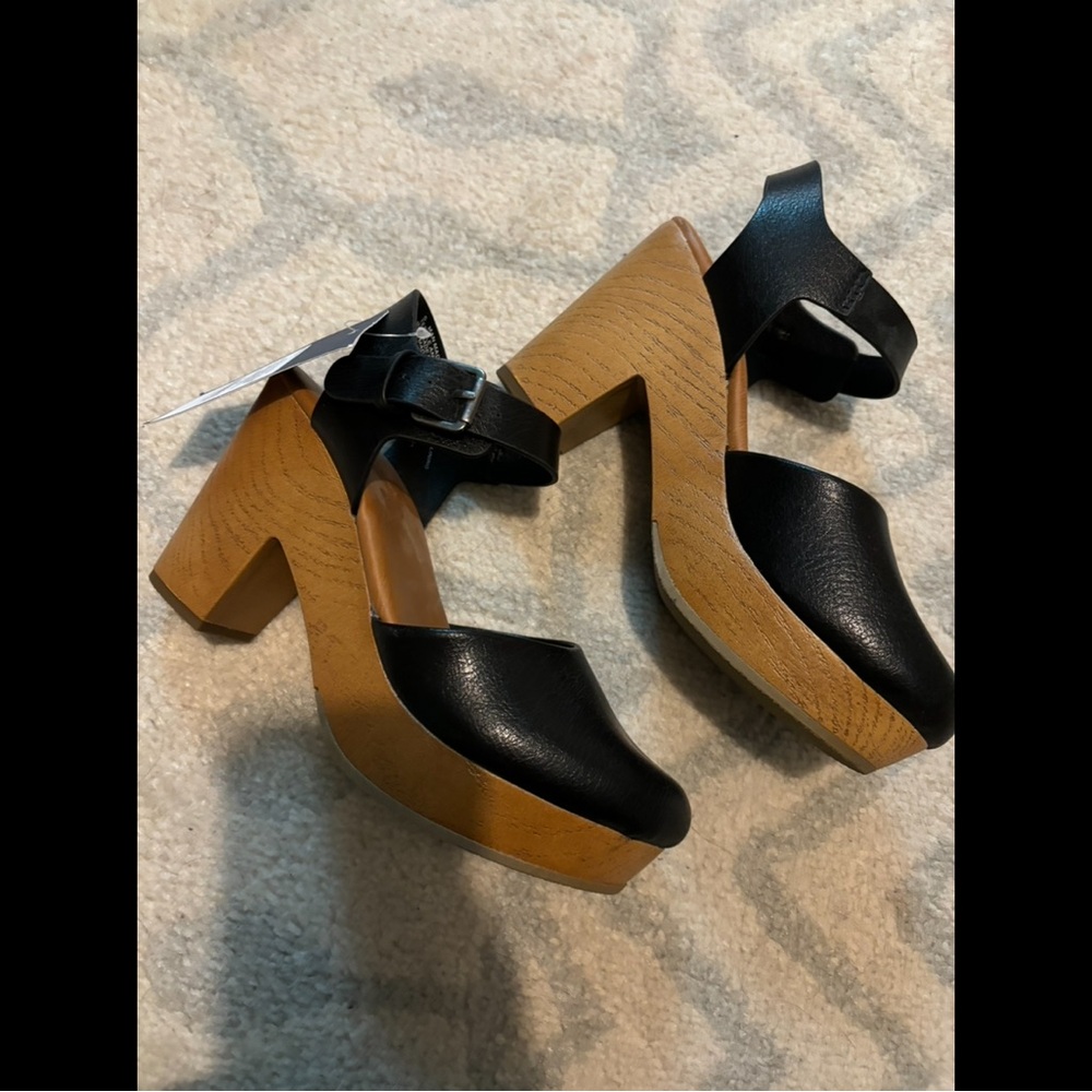 NWT Universal Thread Marcia Clogs